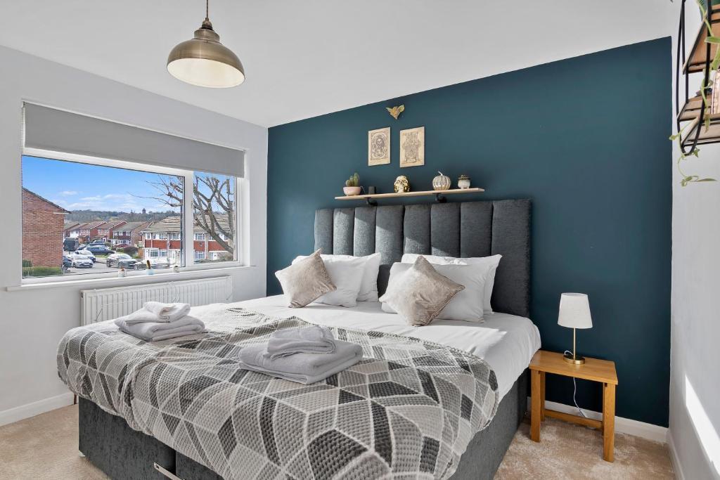 Charming 2-BR House offering WIFI, Parking and a Garden | On Site Stays Welling3