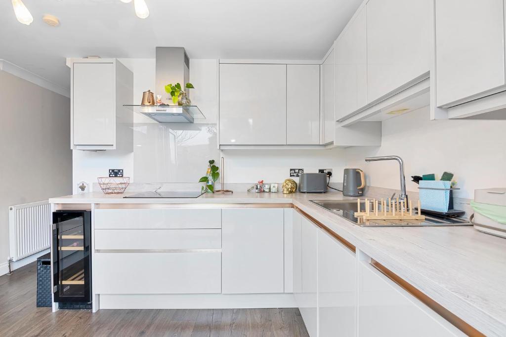 Charming 2-BR House offering WIFI, Parking and a Garden | On Site Stays Welling5