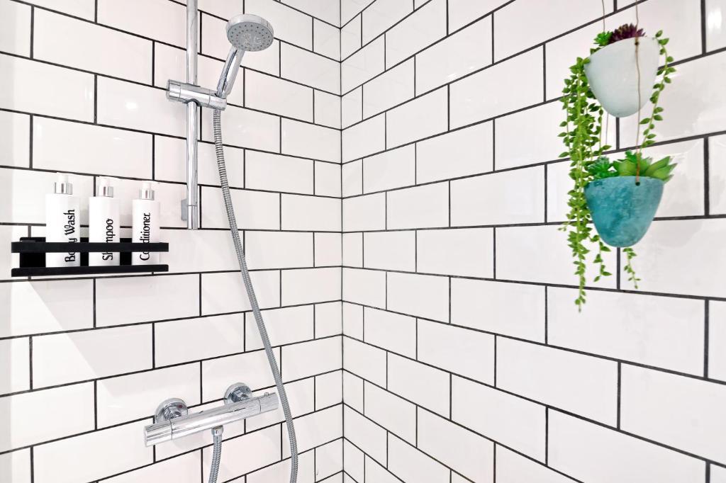 Charming 2-BR House offering WIFI, Parking and a Garden | On Site Stays Welling6