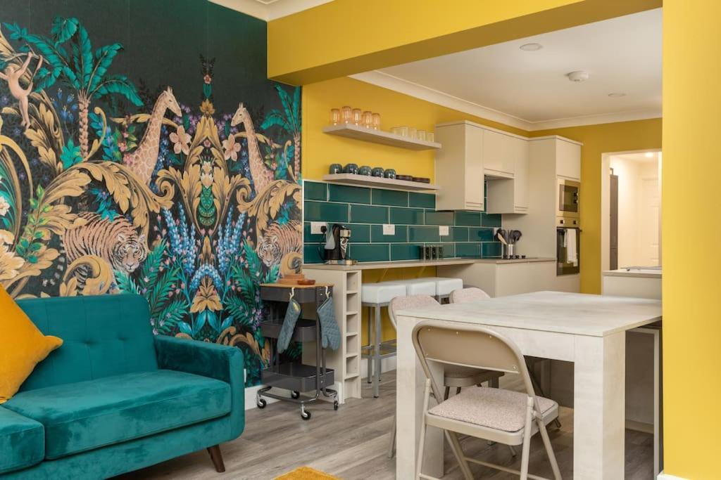 Stylish 4-BR House with Beautiful Outdoor Space | On Site Stays Dartford5