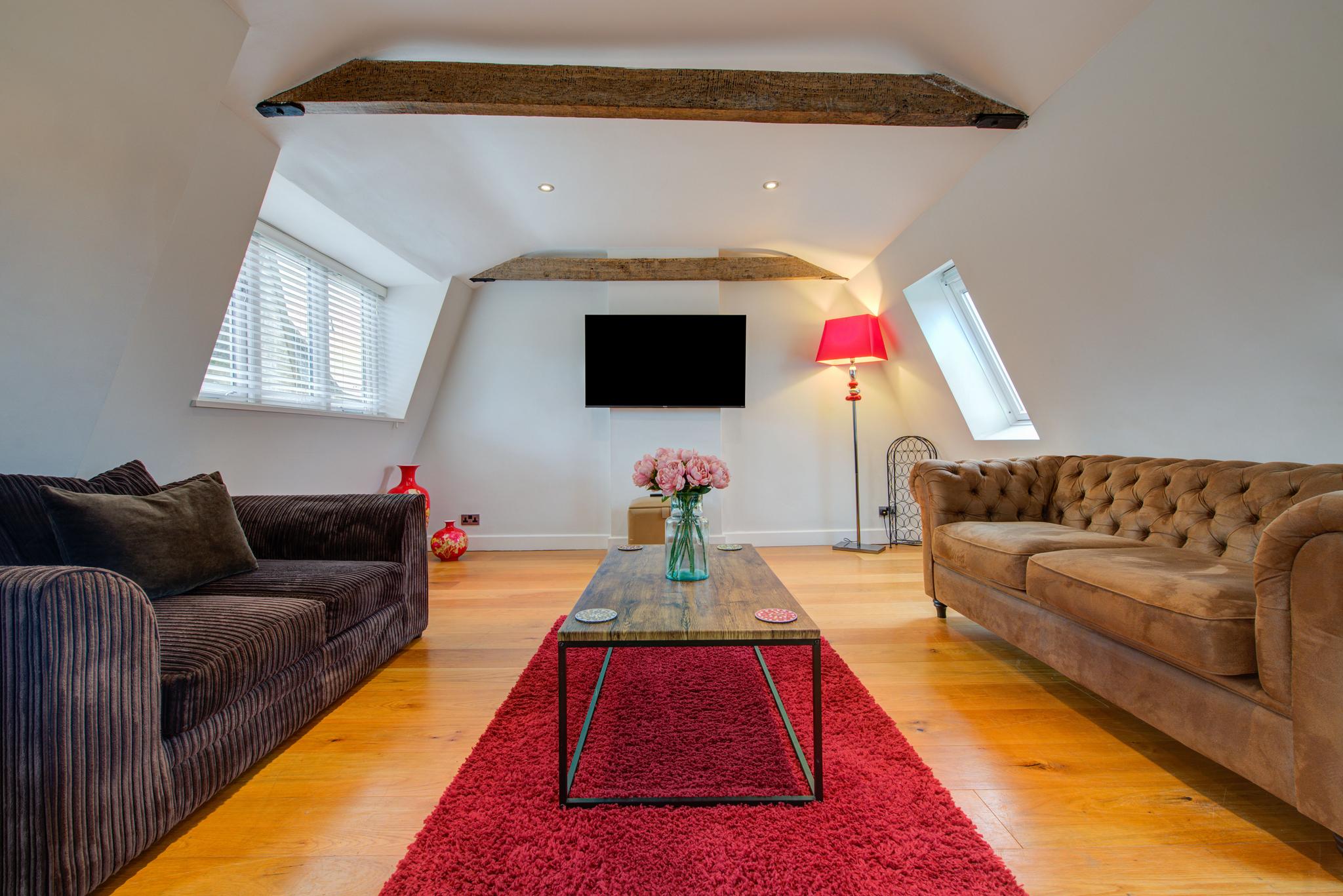 Stylish Retreat: 2-Bed, Exposed Beams