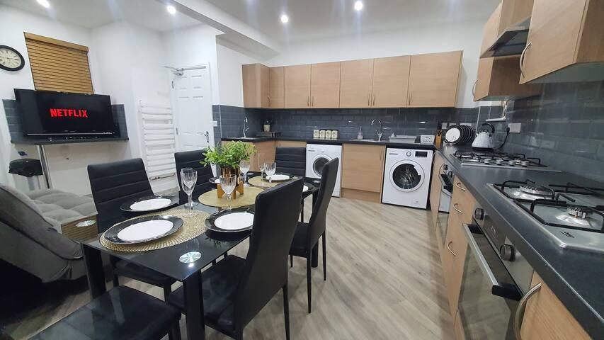 Room + Bathroom - Near Train Stn