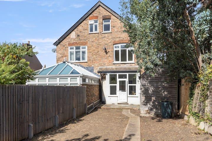 Large House next Central Romford Transport2