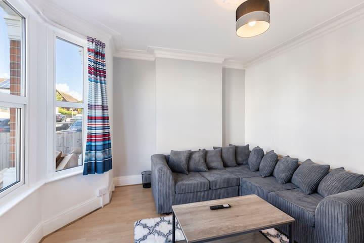 Large House next Central Romford Transport3