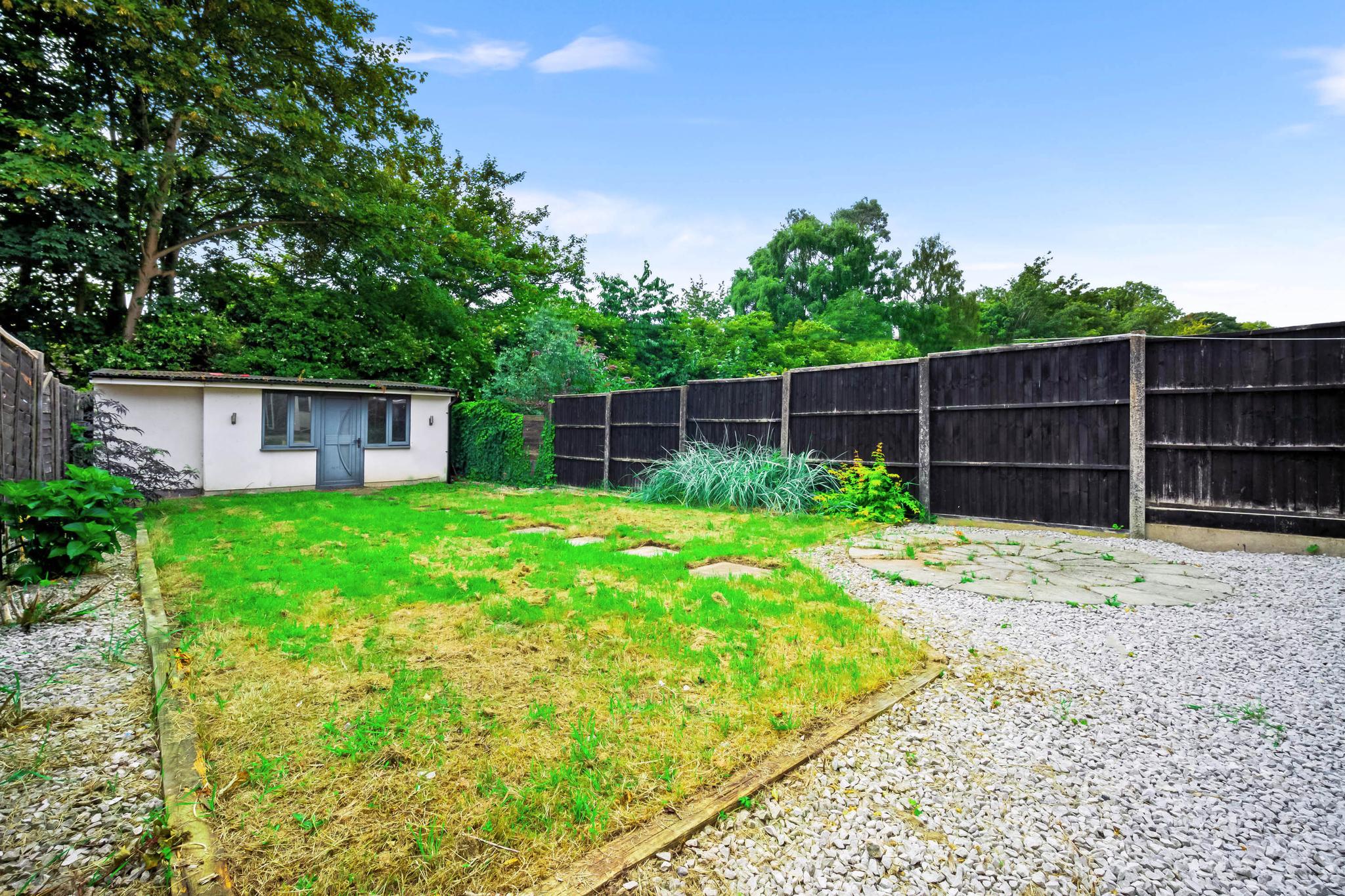 3 Bedroom Luxury Home with Free Drive Parking6