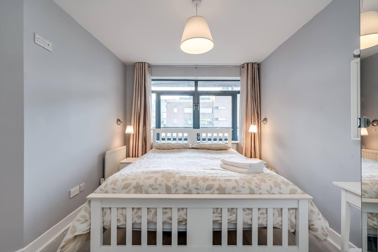 Belfast City apartment with free parking!4