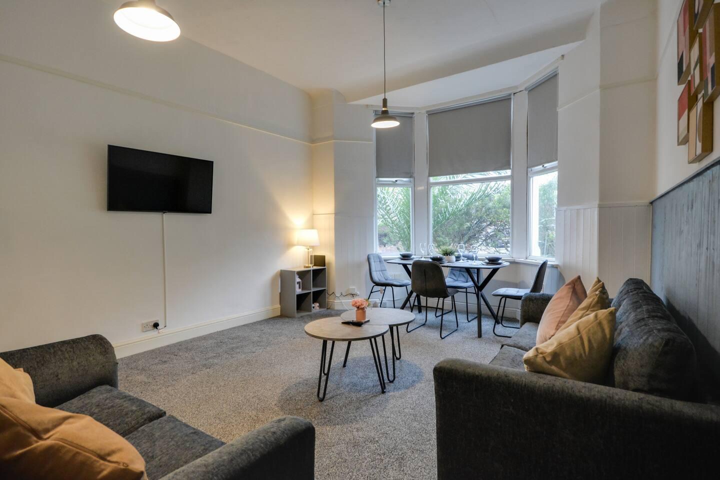 Luxurious and Roomy 2-BD Apartment: Freee Parking4