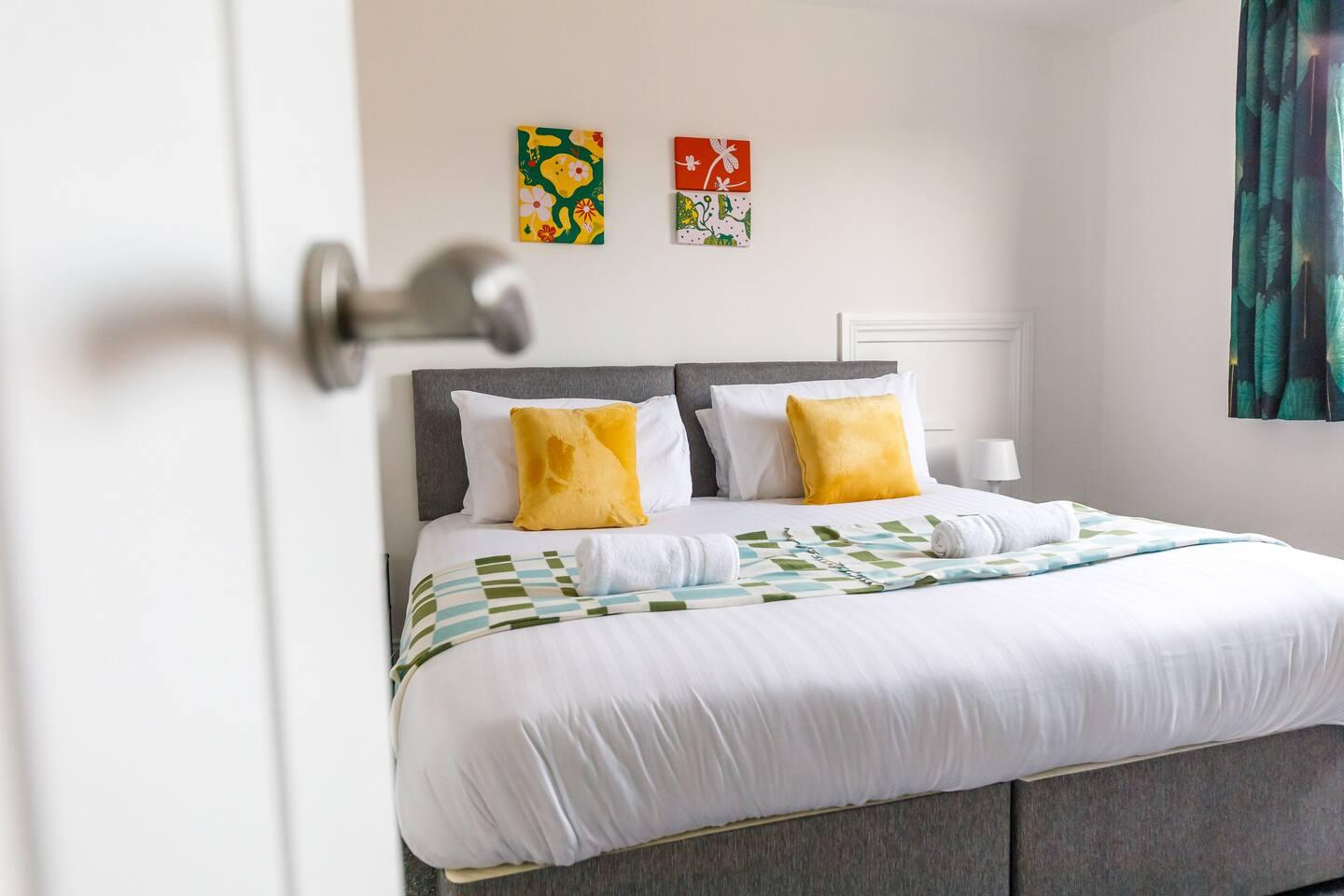 Huge 5Bed Nr Nissan&CrownWorks WIFI & Parking