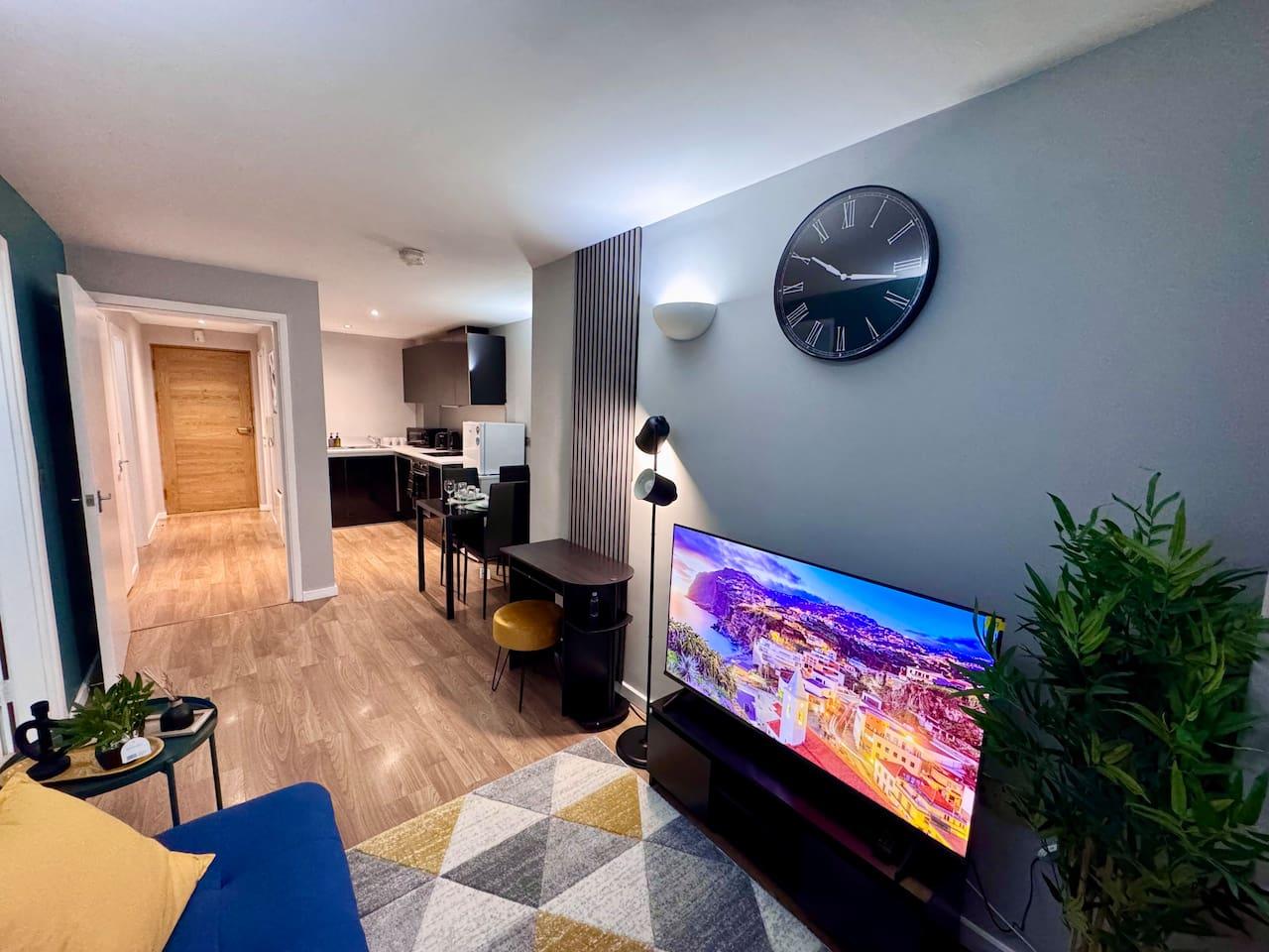 2 Bed Leeds Train Station Apartment City View