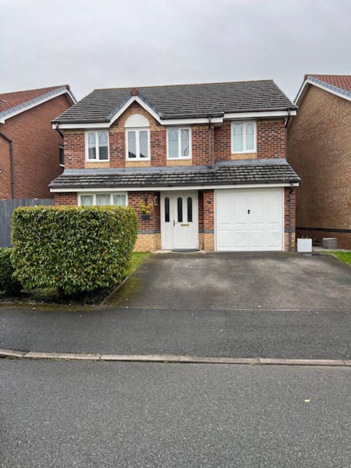 Wrexham Retreat Villa 4 Bedroom 4 Beds 3 Bath,