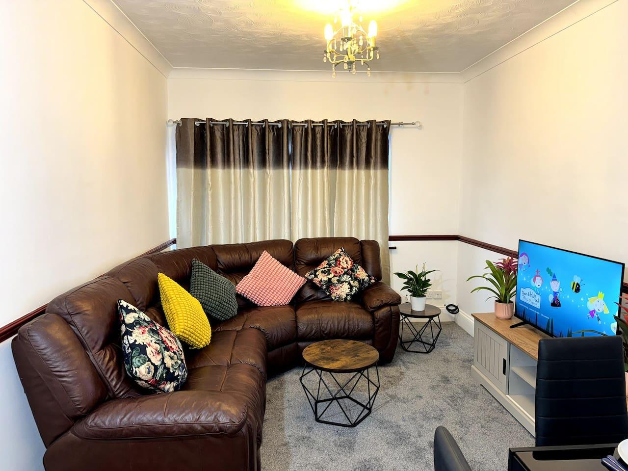 Sunny Beachside Apt with Free Parking3