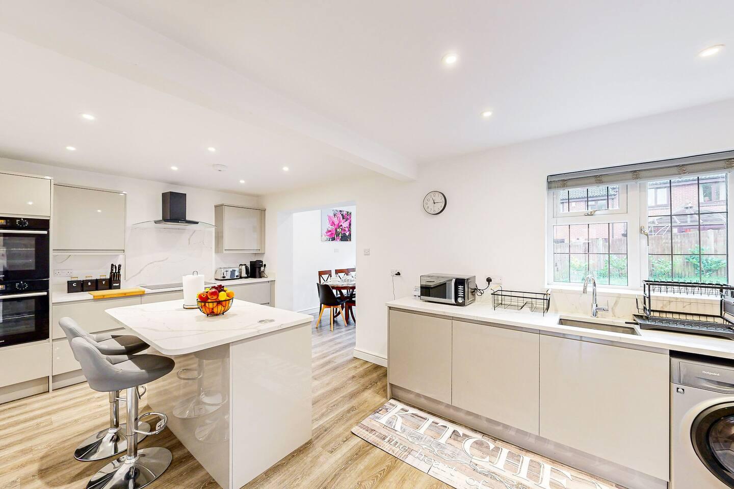 Modern Home, Sleeps 8, Parking5