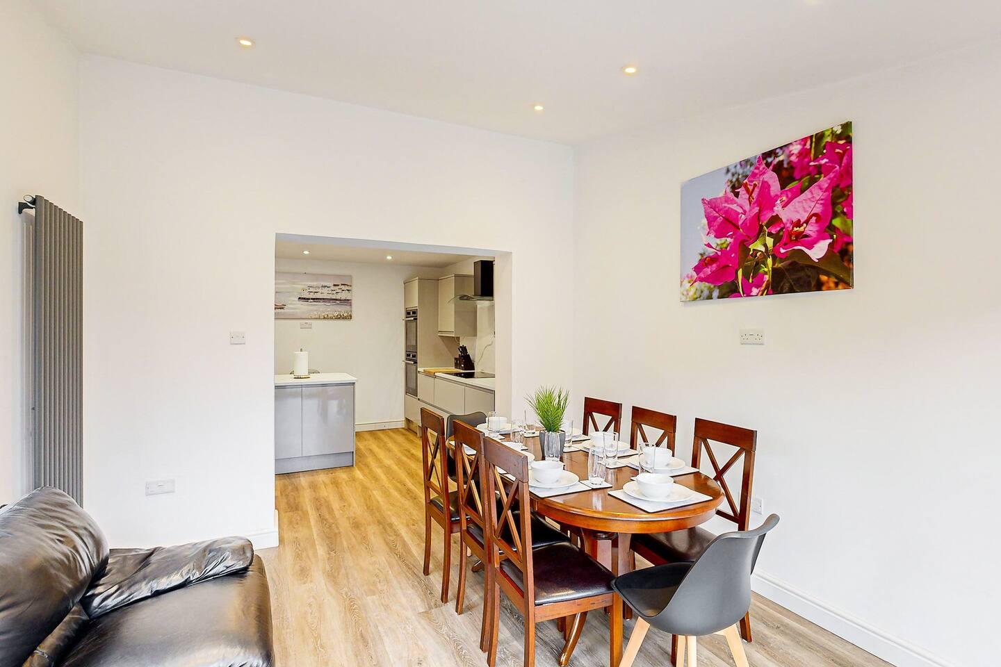 Modern Home, Sleeps 8, Parking6