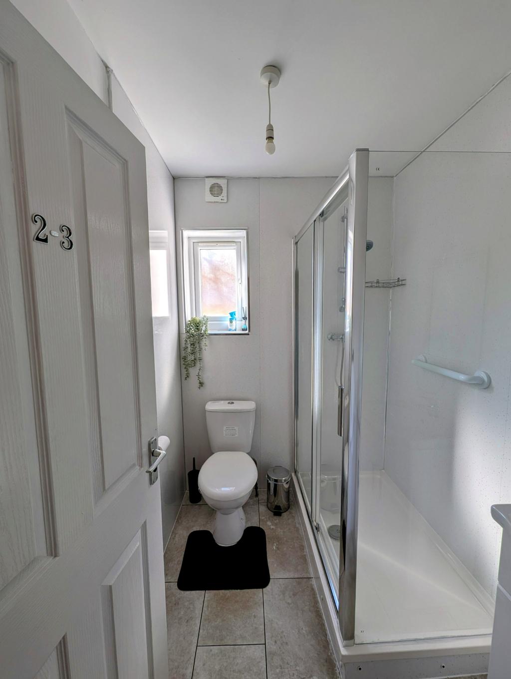 Large single Room with WC in Hounslow Town Centre6