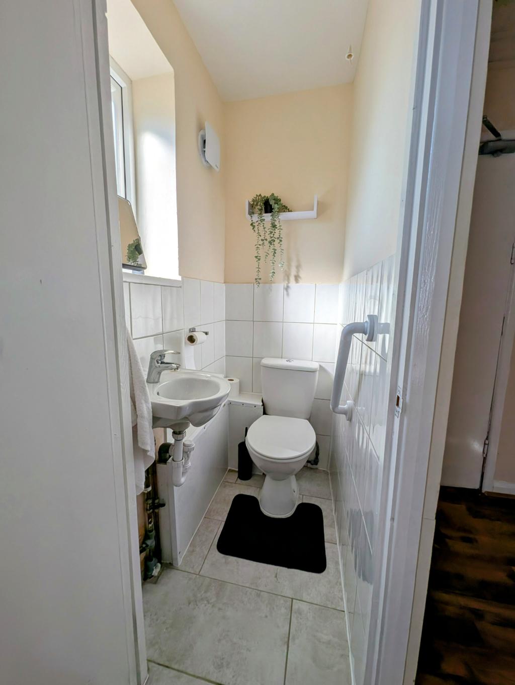 Large single Room with WC in Hounslow Town Centre5