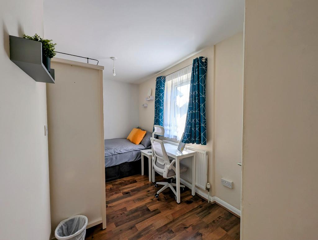 Large single Room with WC in Hounslow Town Centre3