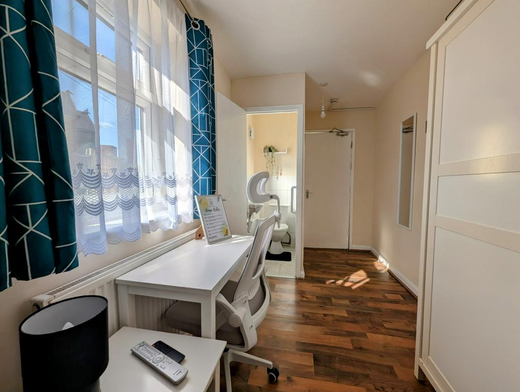 Large single Room with WC in Hounslow Town Centre