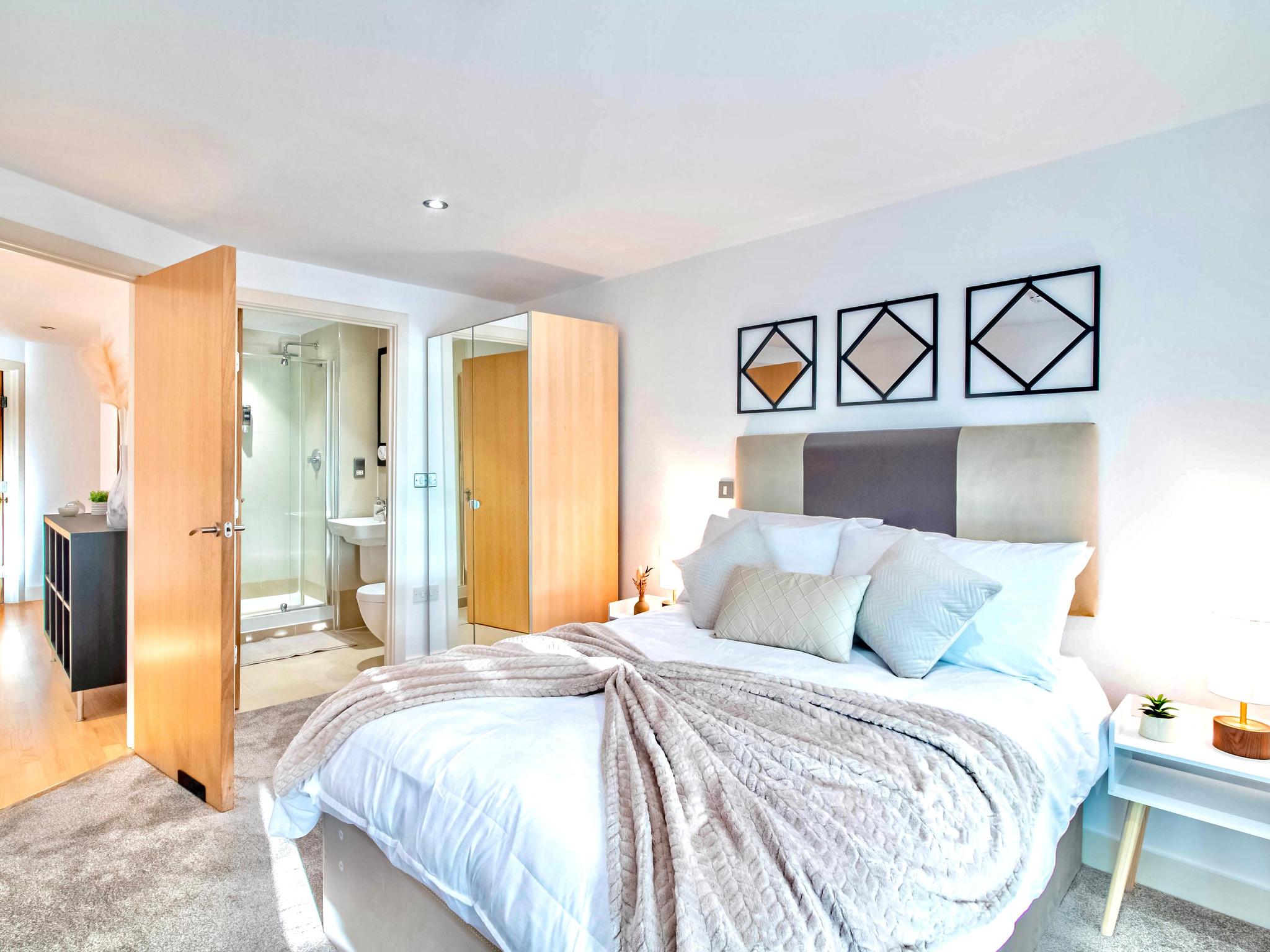 2 Bed Apart by Leeds Dock with Balcony River View