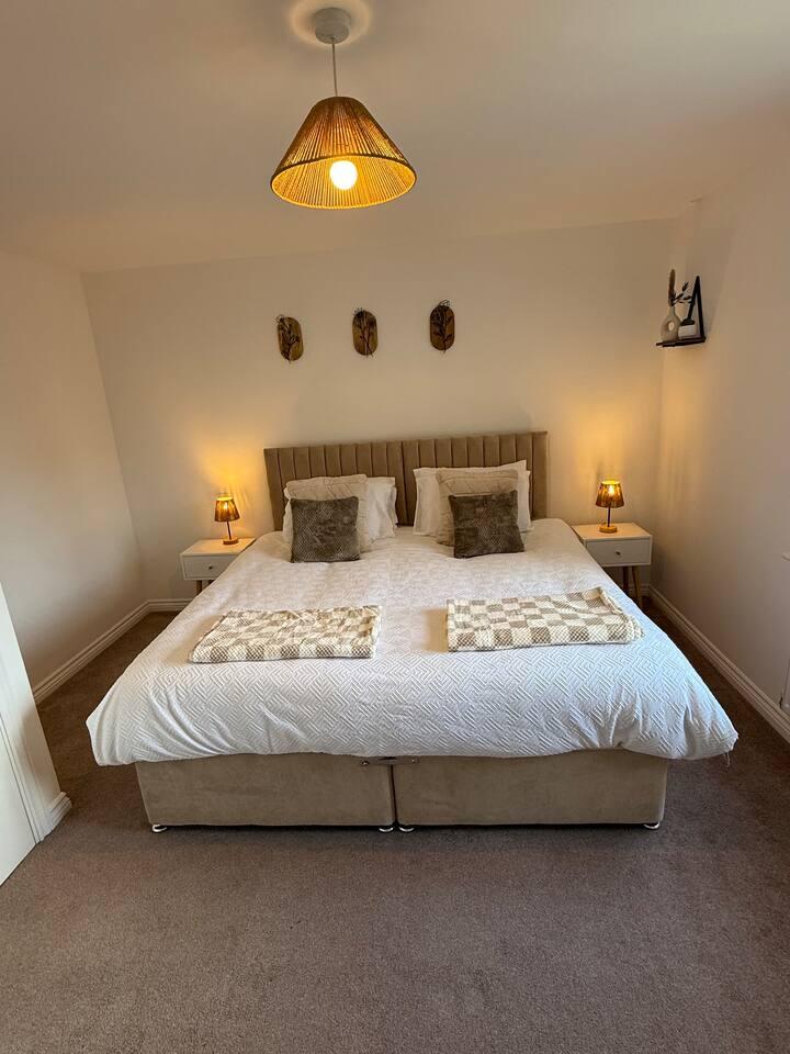 "The Lakes" 3 bed house CBS Arena,  NEC / BHX, M65