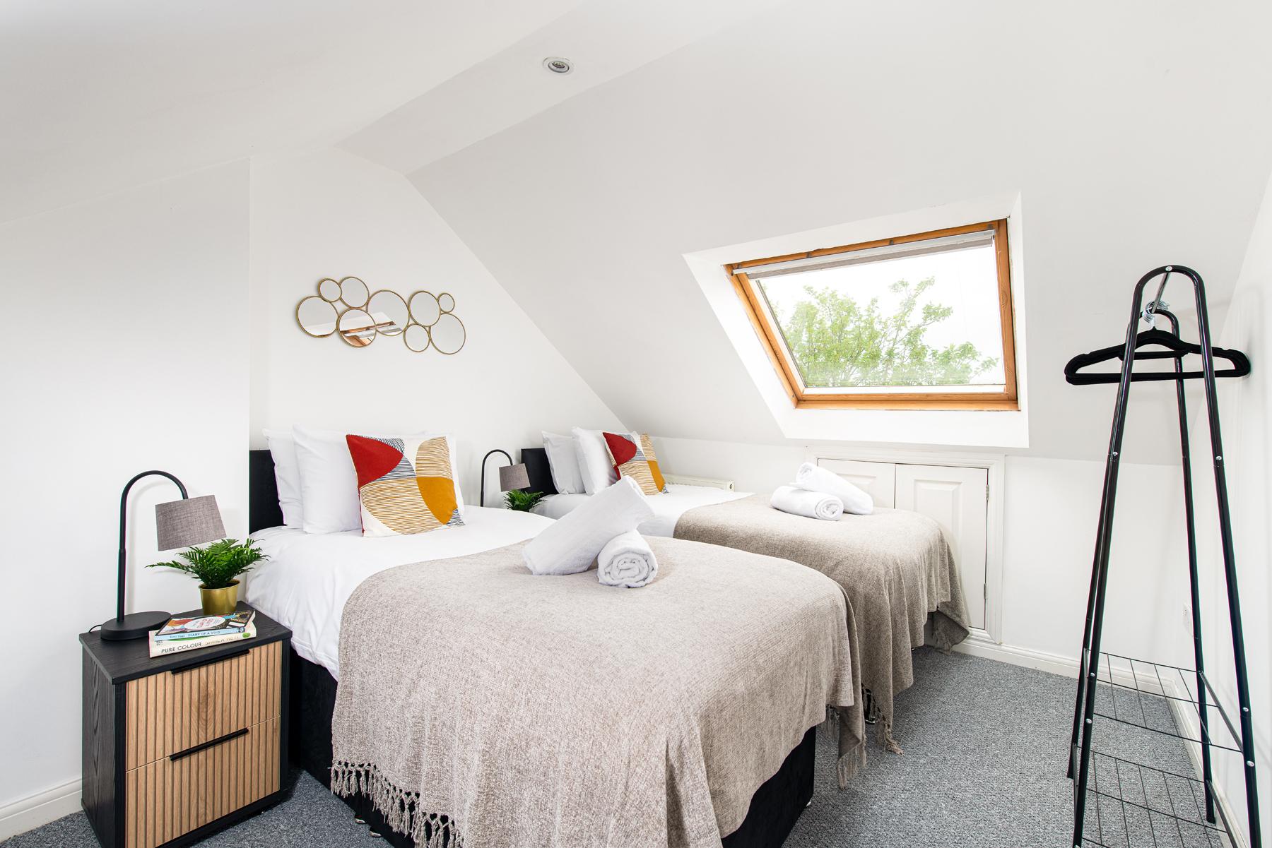 Business & Long Stays- Sleeps7-by FabAccommodation