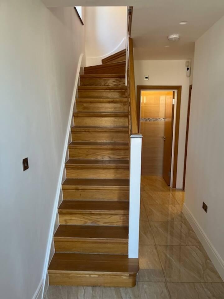 Spacious 3 bedroom home near Enfield Town2