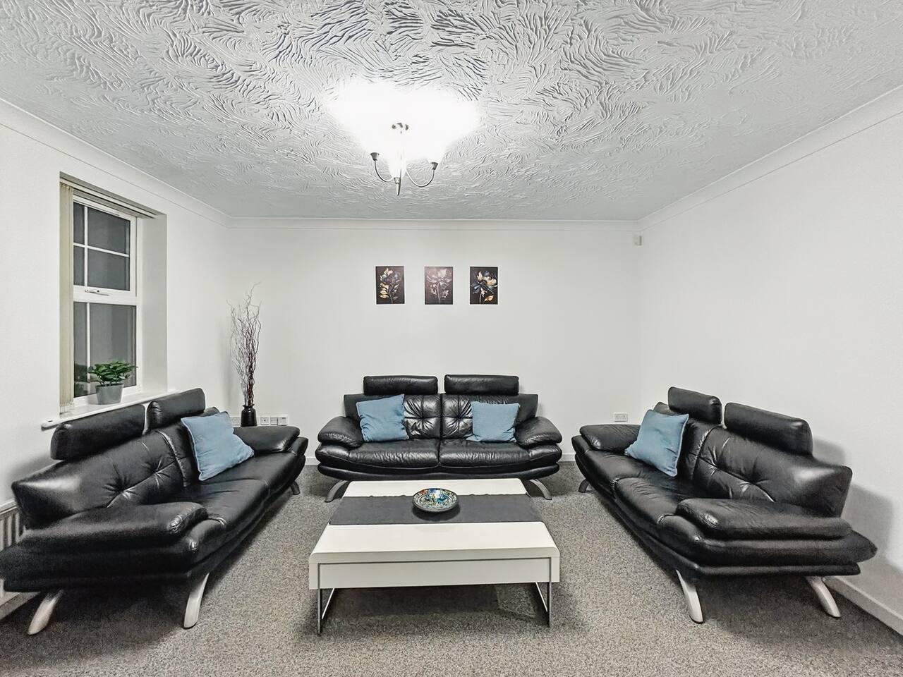 Oakwood House | Sleeps 11 | Work & Leisure|Parking2