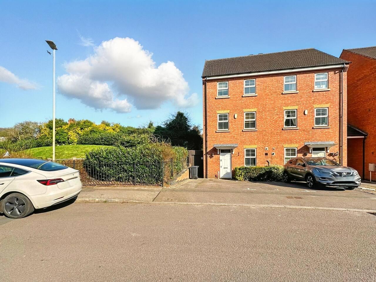 Oakwood House | Sleeps 11 | Work & Leisure|Parking3