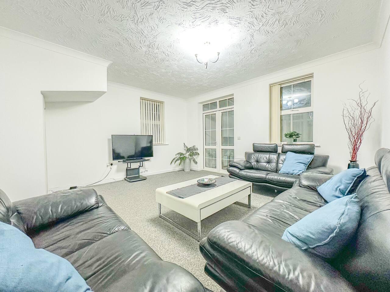 Oakwood House | Sleeps 11 | Work & Leisure|Parking4