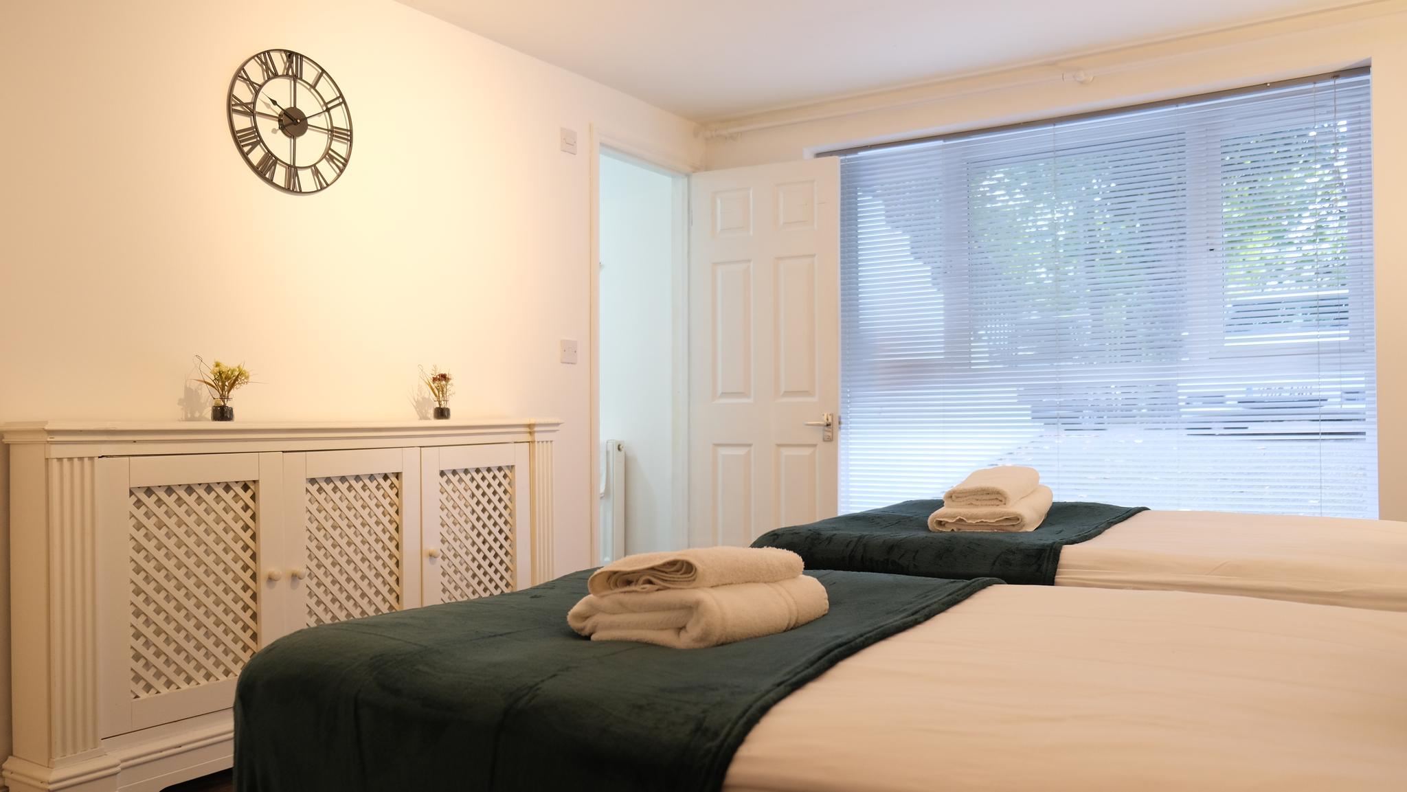 Modern 2-Bed Flat, Bedford5