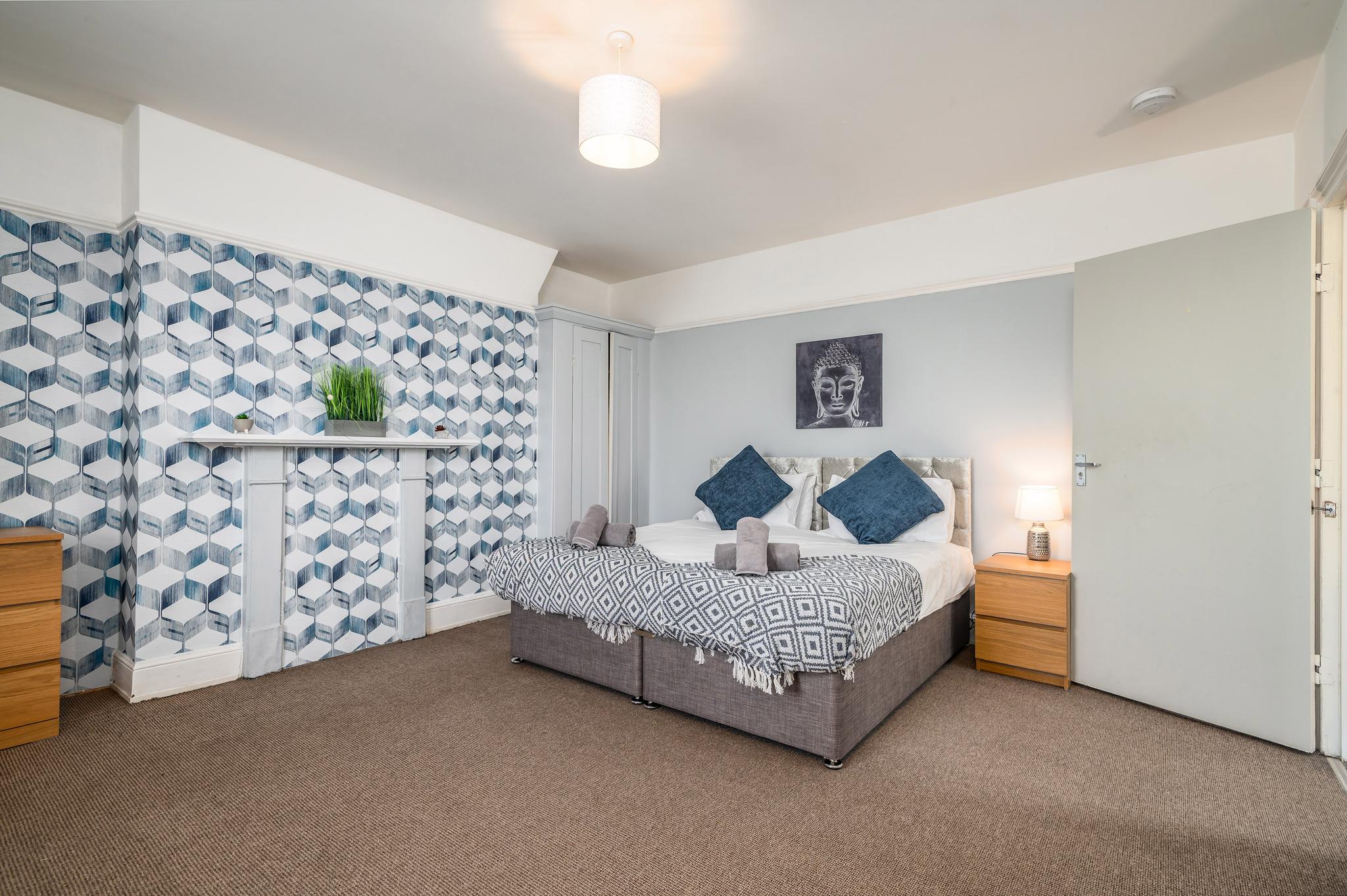 Modern 6BR w/ Parking | Bedford5