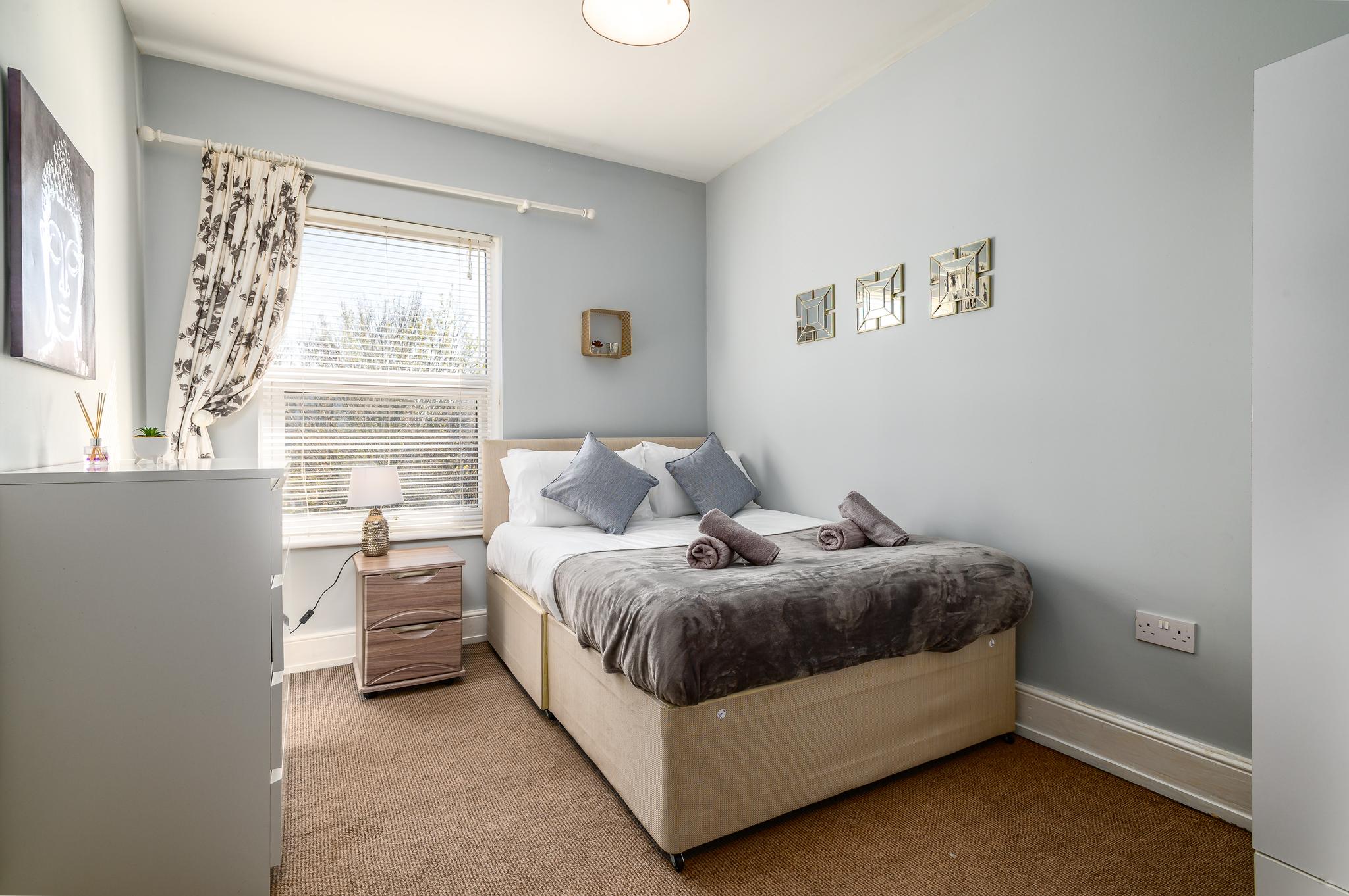 Modern 6BR w/ Parking | Bedford4