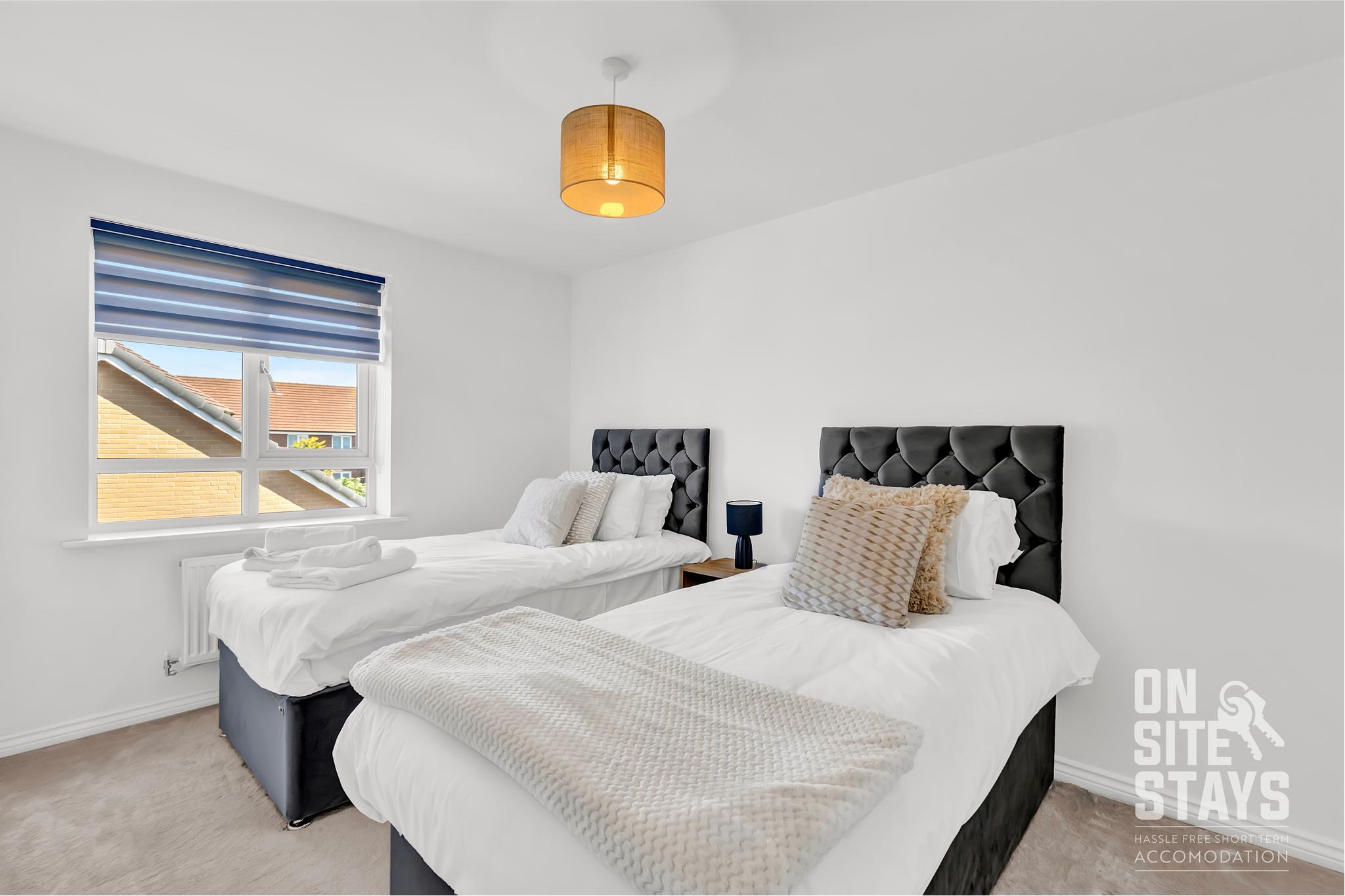 4Double Bed, 3.5 Bathrooms, Parking, Garden & Wifi3