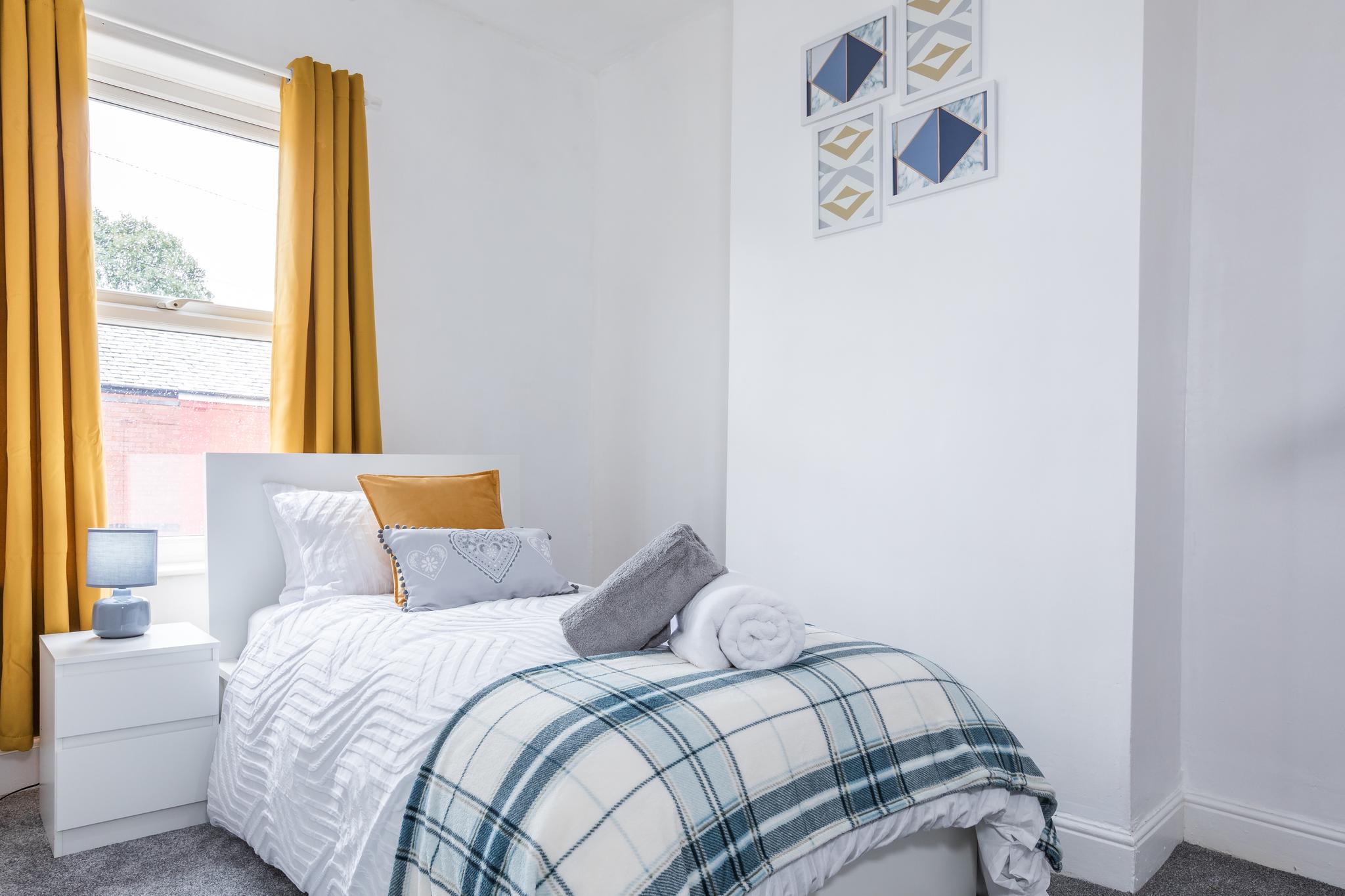 Modern 3BD House Manchester - Free Parking & WiFi5