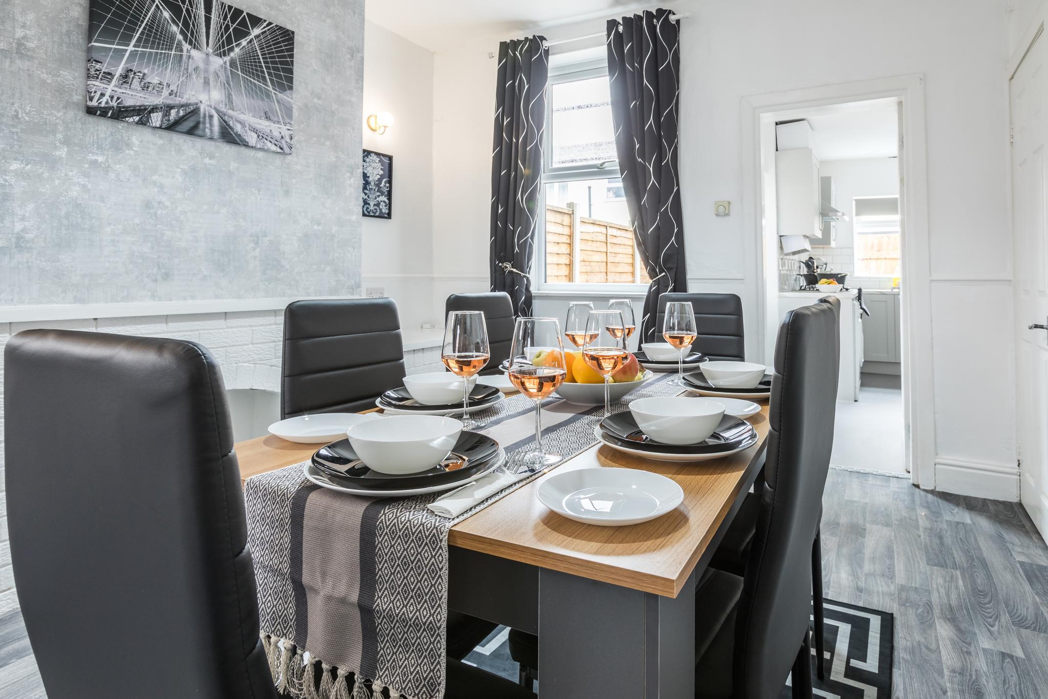 Modern 3BD House Manchester - Free Parking & WiFi2