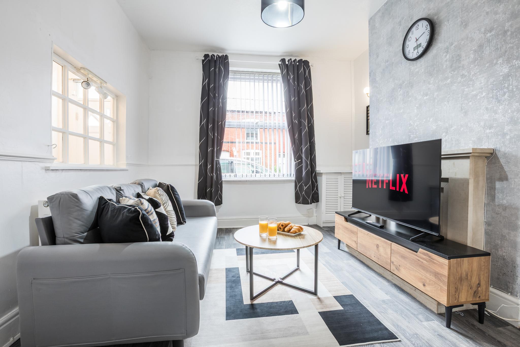 Modern 3BD House Manchester - Free Parking & WiFi