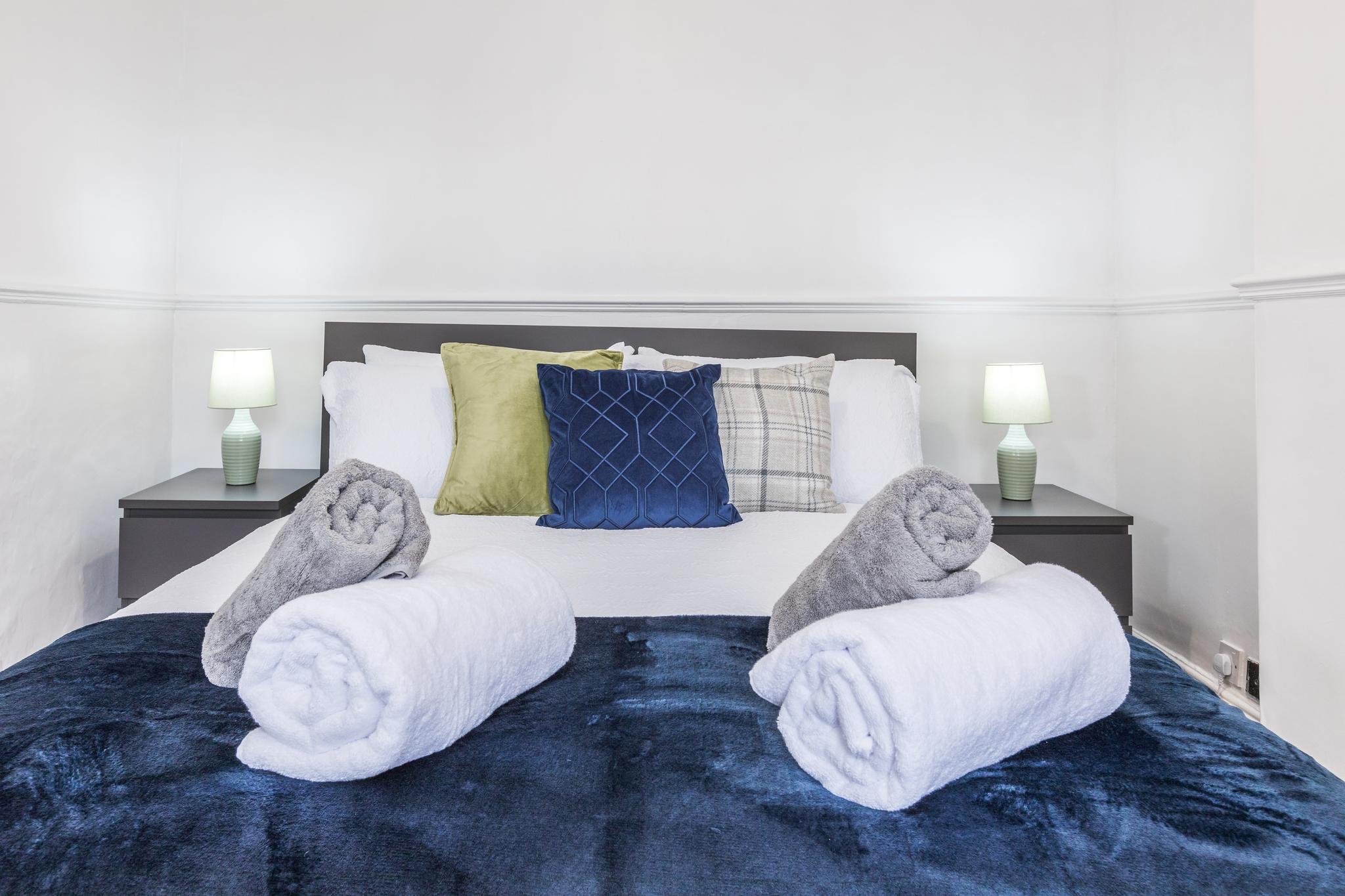 Modern 3BD House Manchester - Free Parking & WiFi3