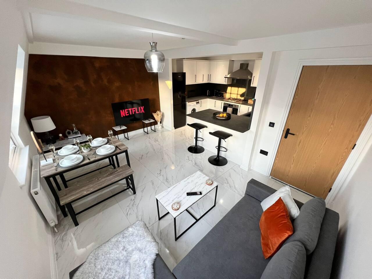 Penthouse Near Beach • Private Rooftop & Parking6