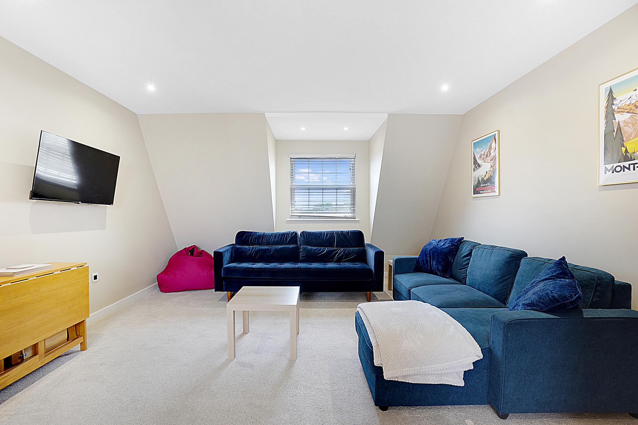 3BR Apt w/ Ensuite + Parking3