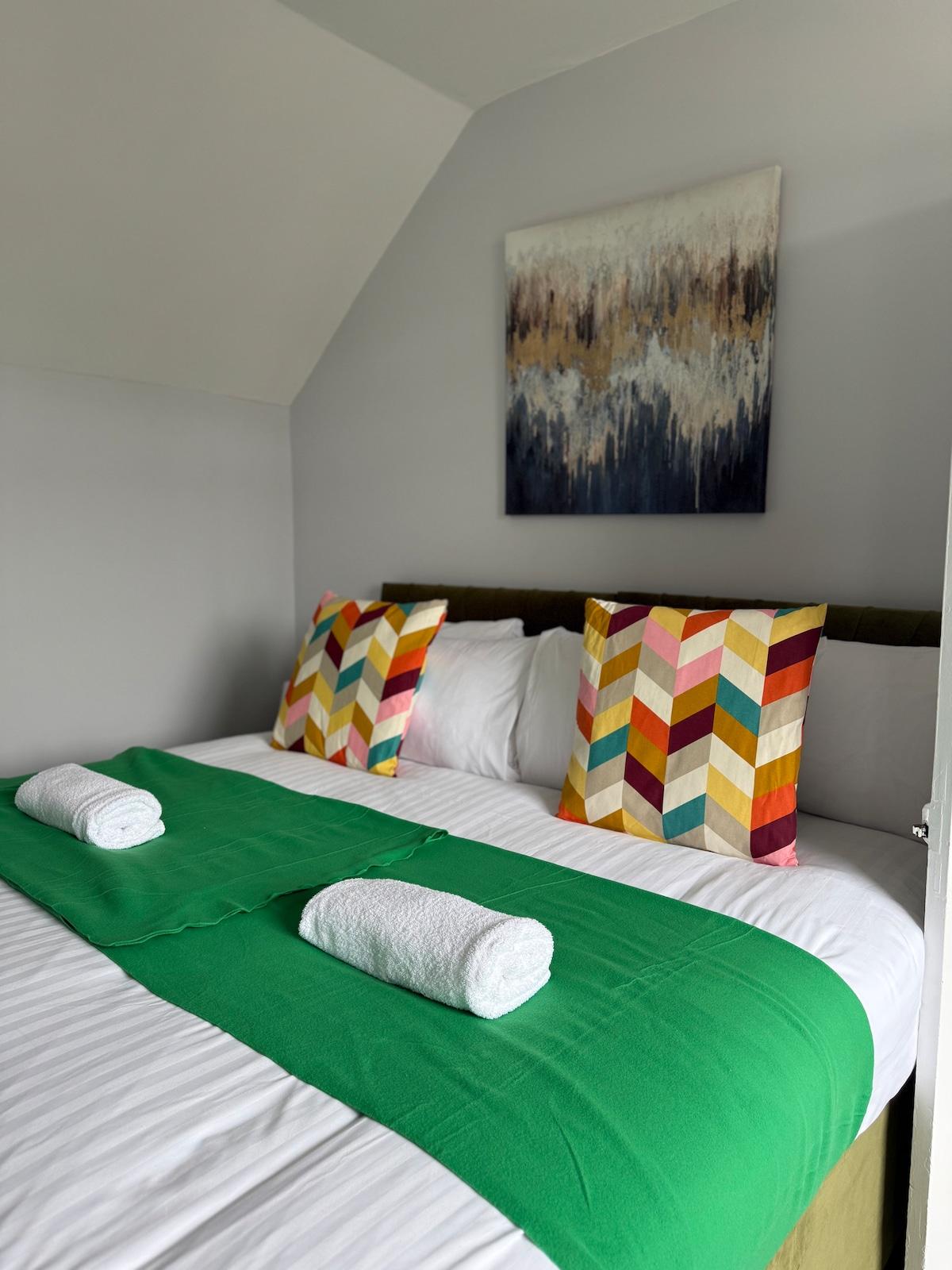 Spacious 3BR - Off-Street Parking -Nxt to Hospital