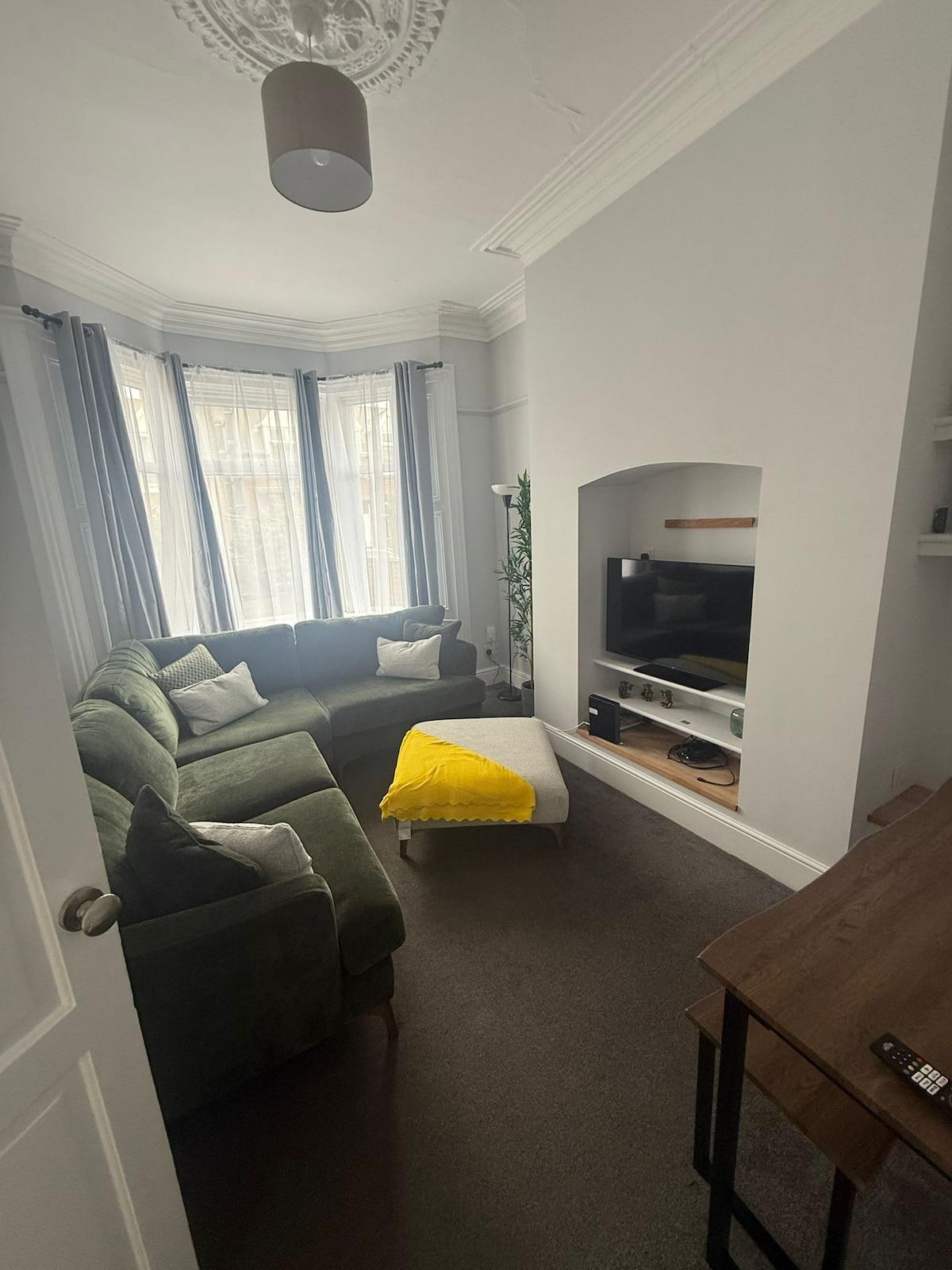 Spacious 3BR - Off-Street Parking -Nxt to Hospital2