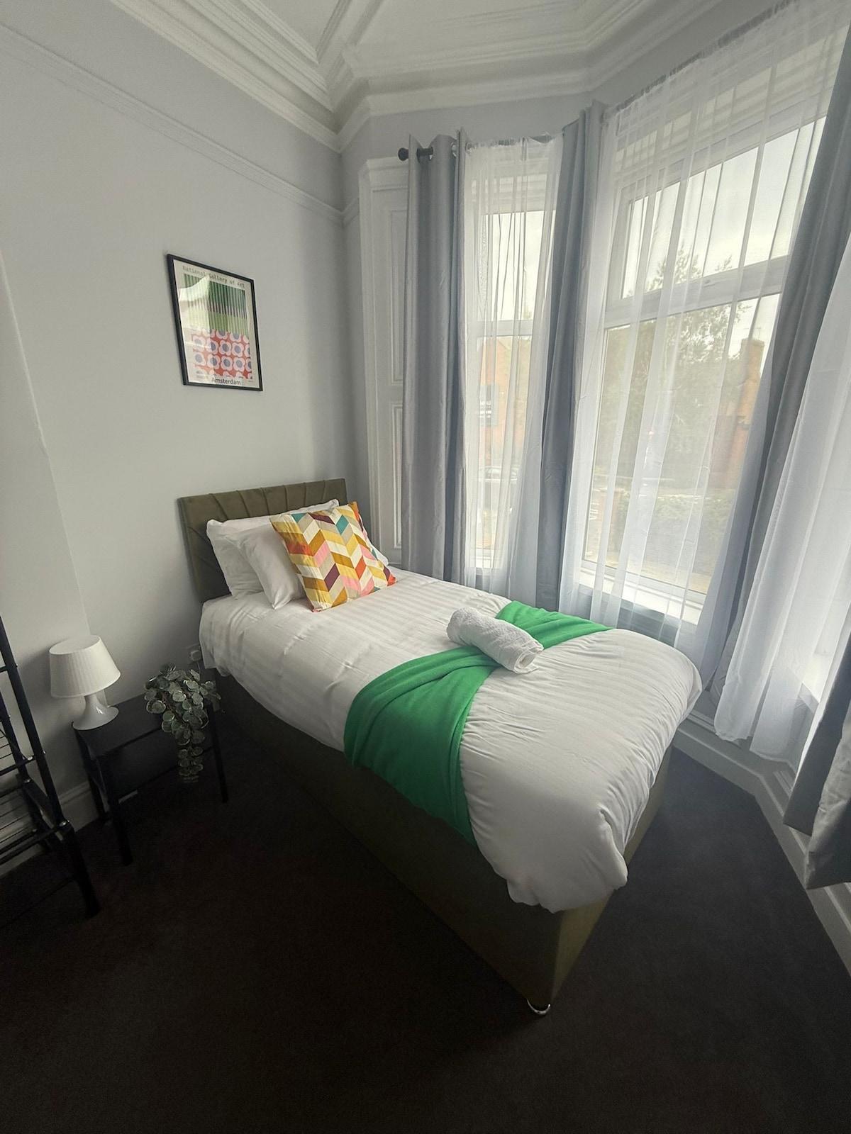 Spacious 3BR - Off-Street Parking -Nxt to Hospital4