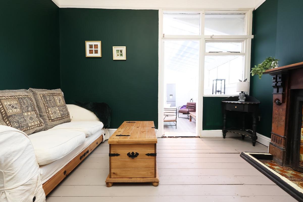 Large & Chic 4BR, 2Bath House-Parking-Sleeps 96