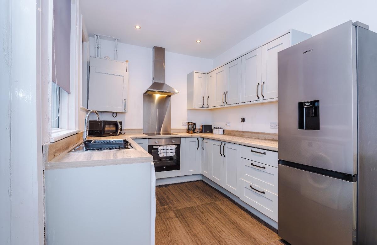 Walkden, Worsley 4 Bedroom House w/ Free Parking4