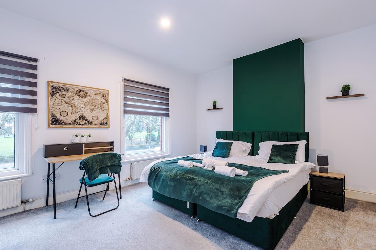 Walkden, Worsley 4 Bedroom House w/ Free Parking5