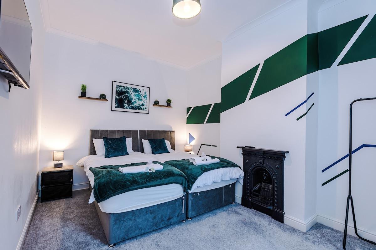 Walkden, Worsley 4 Bedroom House w/ Free Parking6