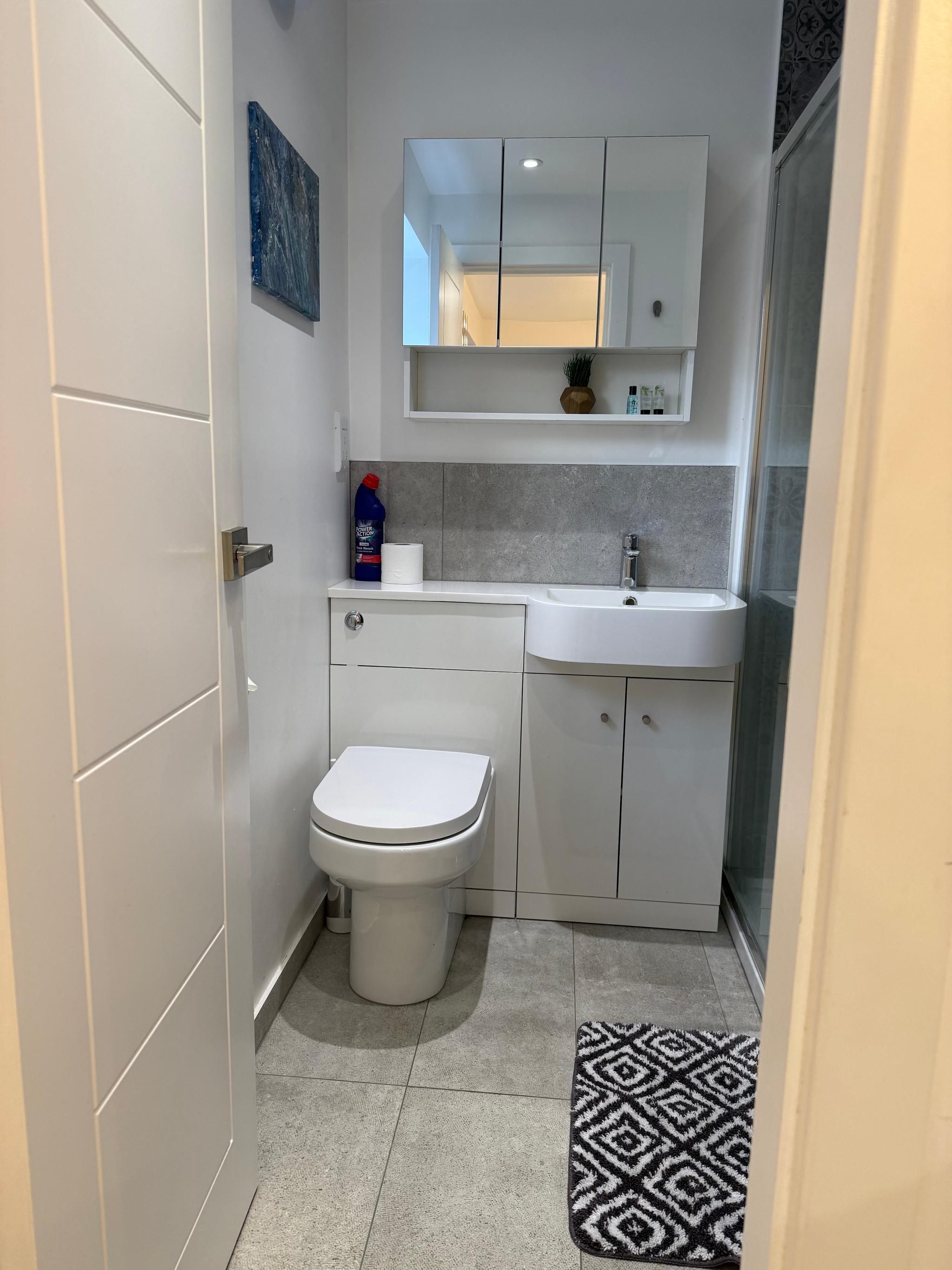 4 Bedroom house with Ensuite.contractors welcome4