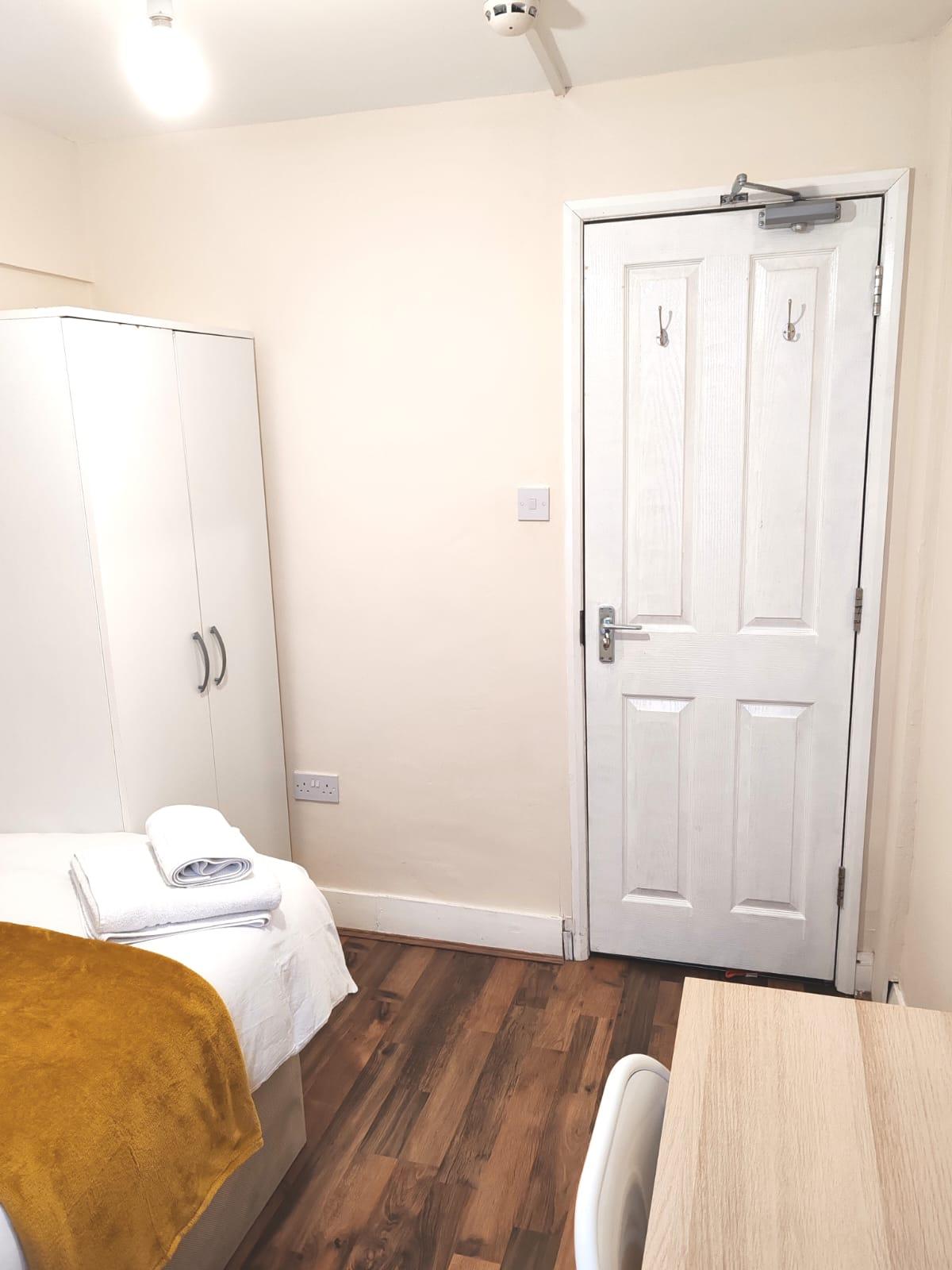 Cosy Single Room near Heathrow Airport4