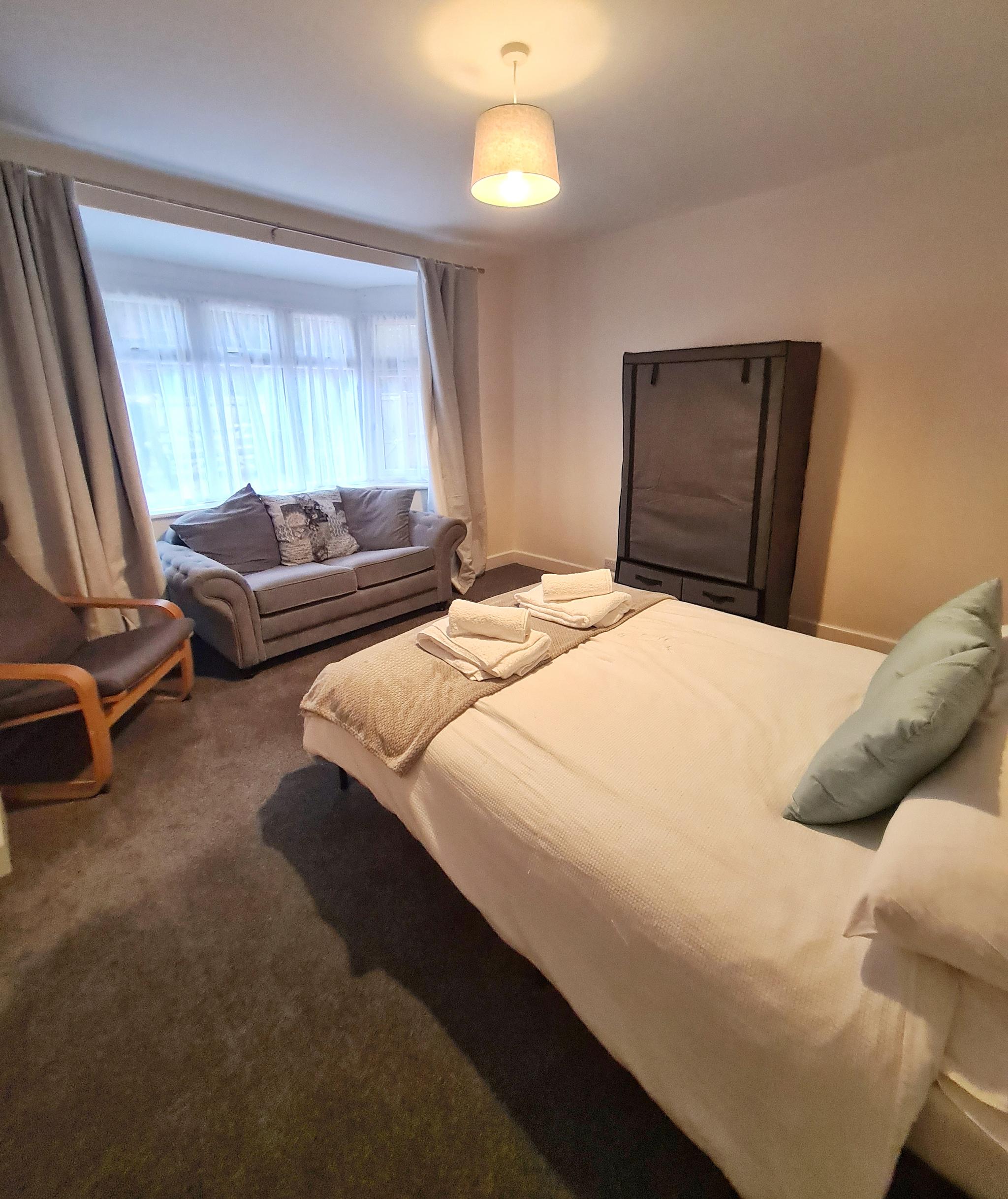 Contractor House • Sleeps 6-17, Parking • M27/M33