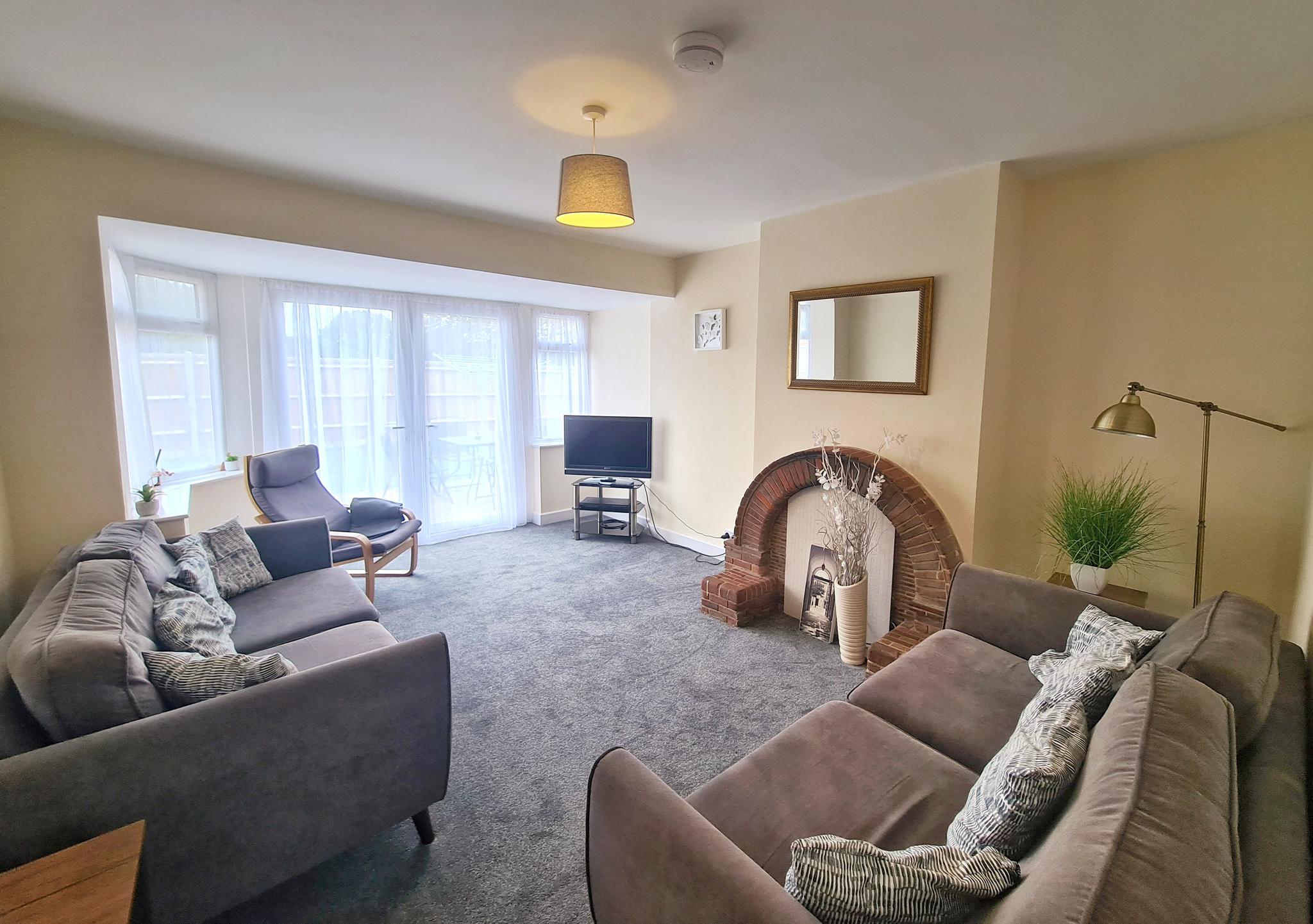 Contractor House • Sleeps 6-17, Parking • M27/M3
