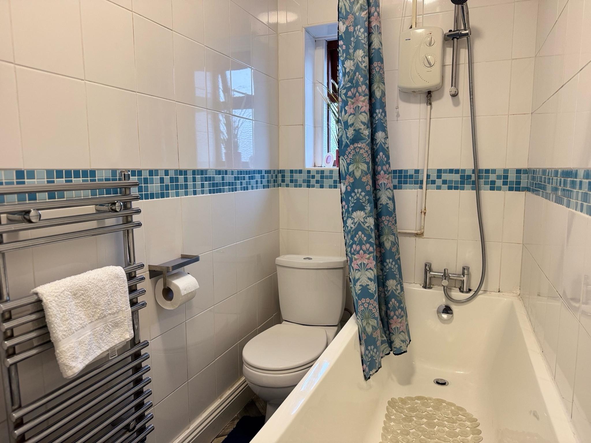 Sunny Beachside Apt with Free Parking6